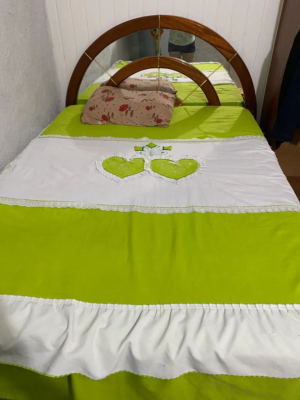 Cama de madeira + colchão 
