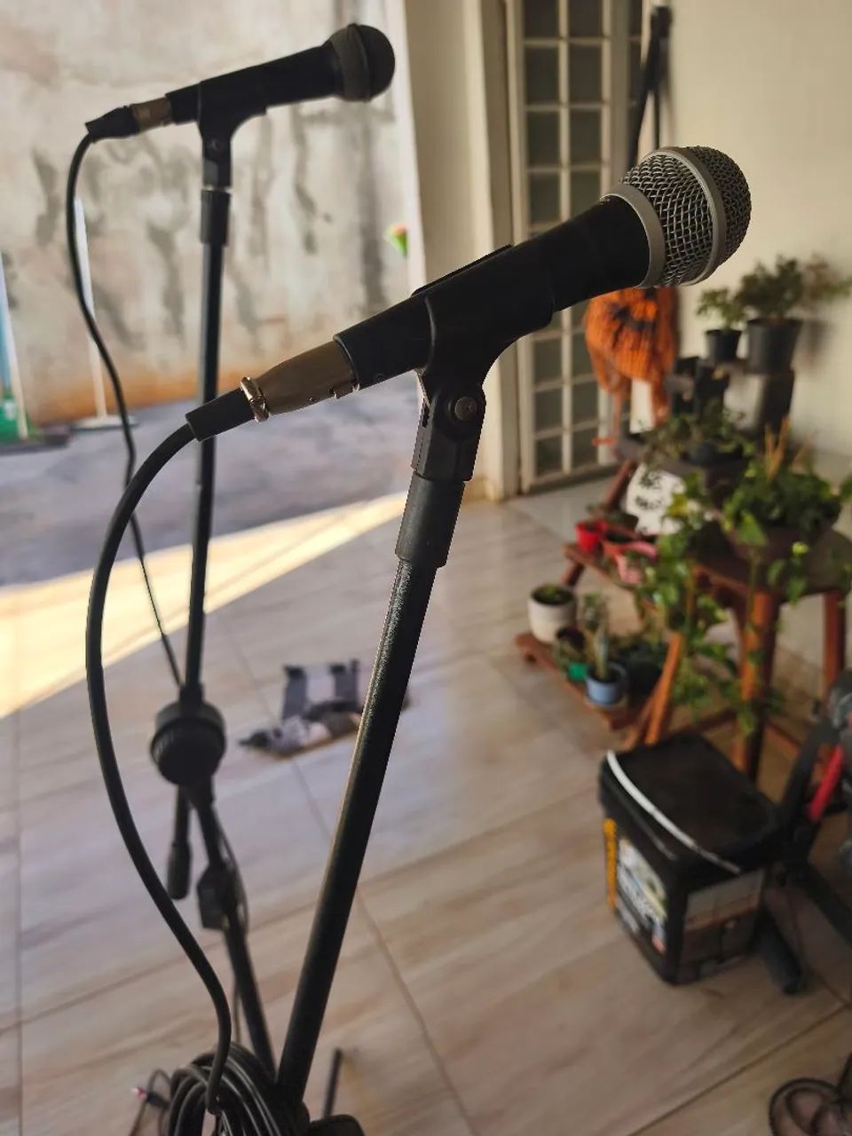 caixa ativa e pedestais com microfone - Foto 4