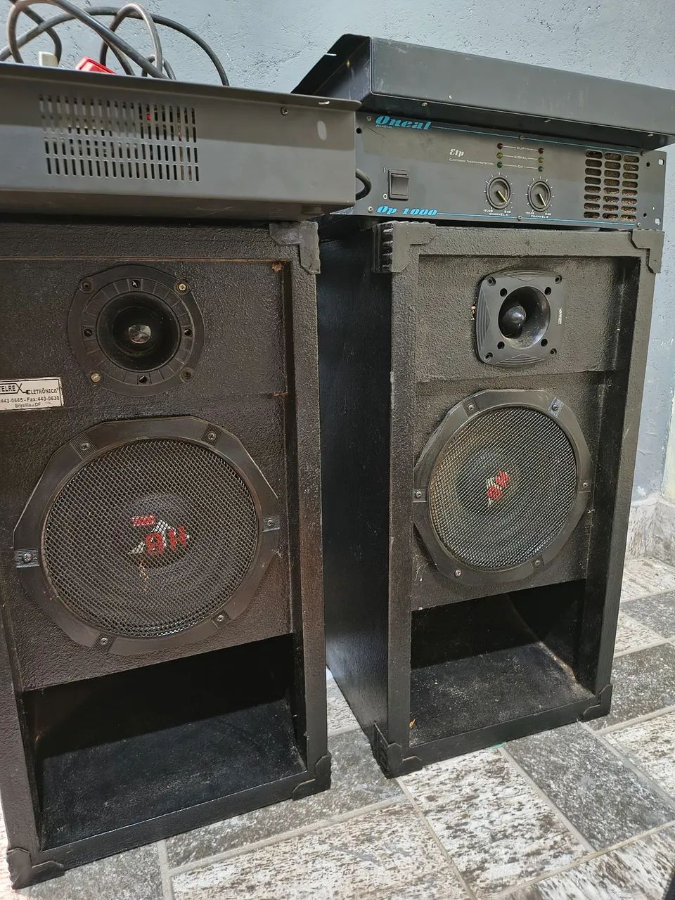 Mesa com potência e caixa de som