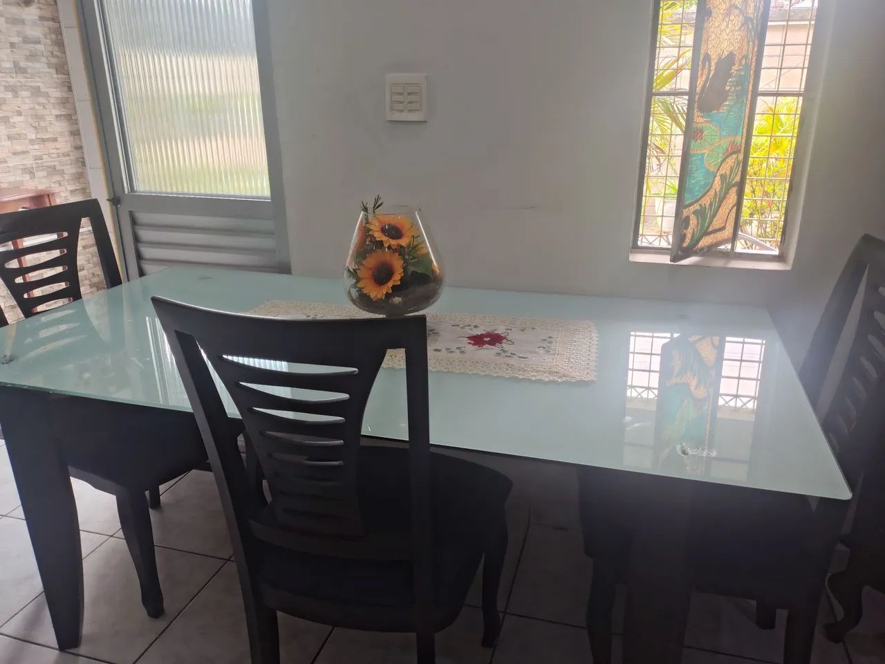 Mesa com tampo de vidro e pés de madeira com 06 cadeiras 06 lugares - Foto 4
