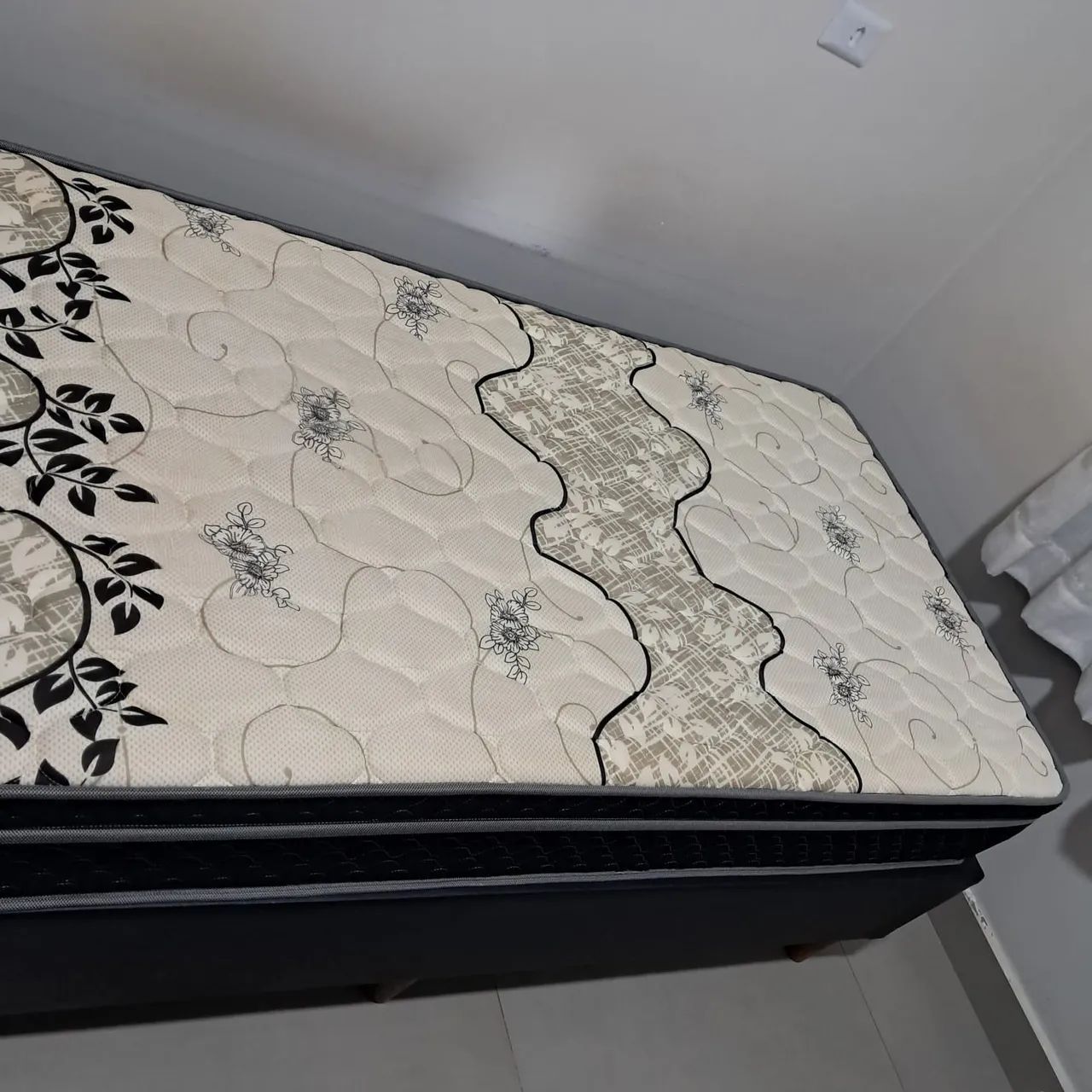 Cama Box Solteiro + Colchão Solteiro em Excelente Estado - Foto 3