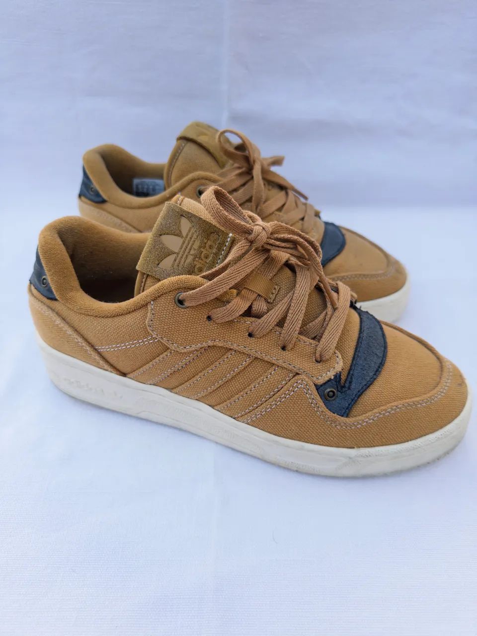 Tênis Adidas Rivalry low bege - Foto 3