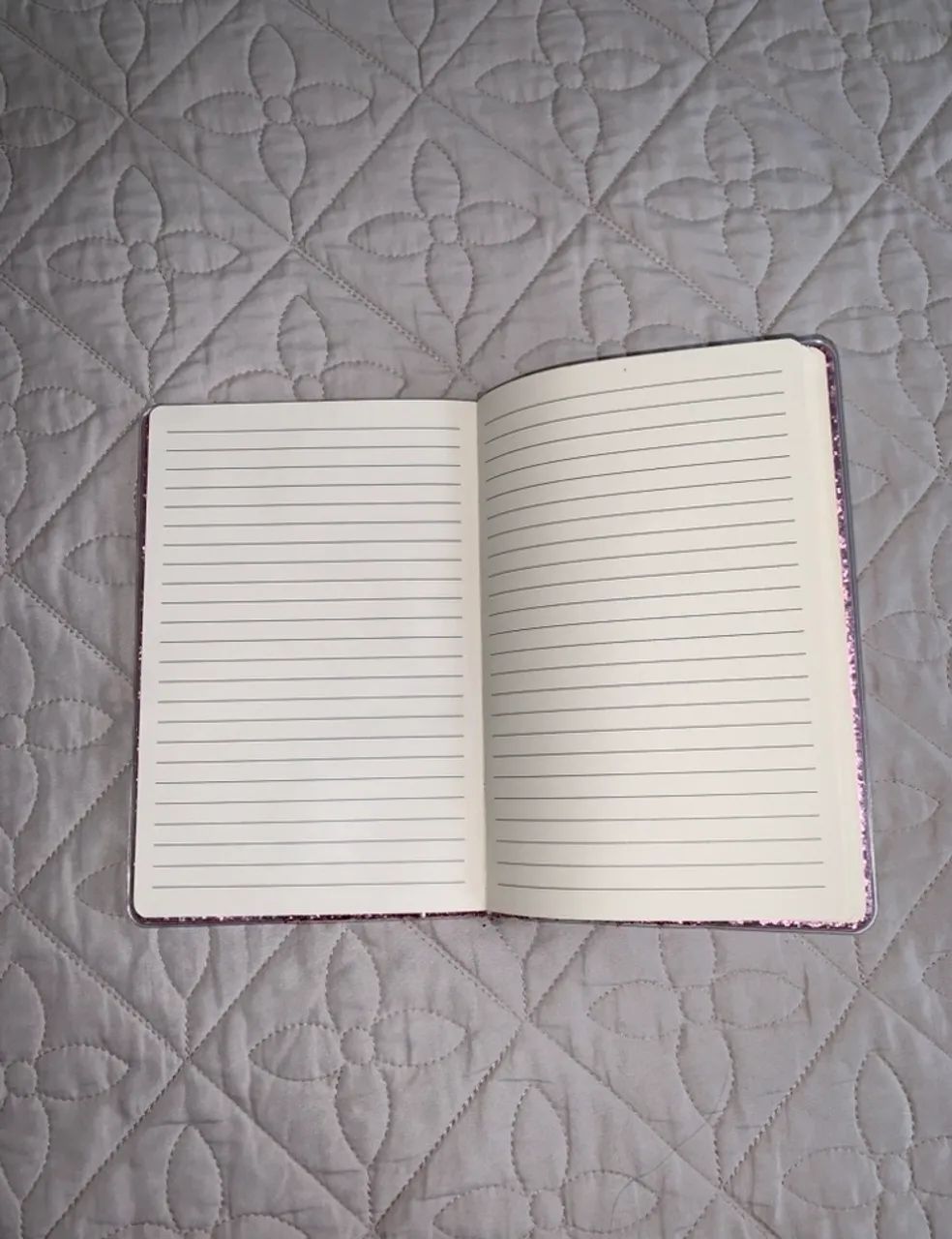 Caderno de glitter pautado sem espiral - Foto 2