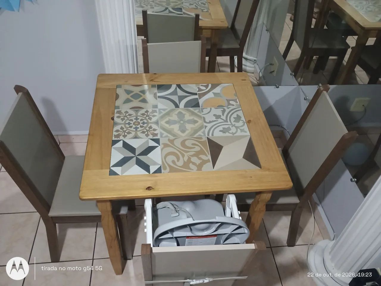 Mesa de jantar com 4 cadeiras seminovos 