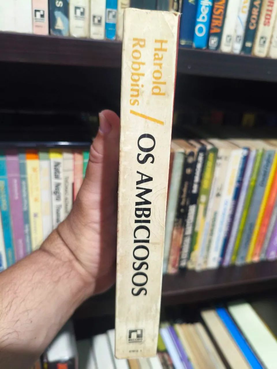 LIVRO OS AMBICIOSOS - HAROLD ROBBINS  - Foto 2