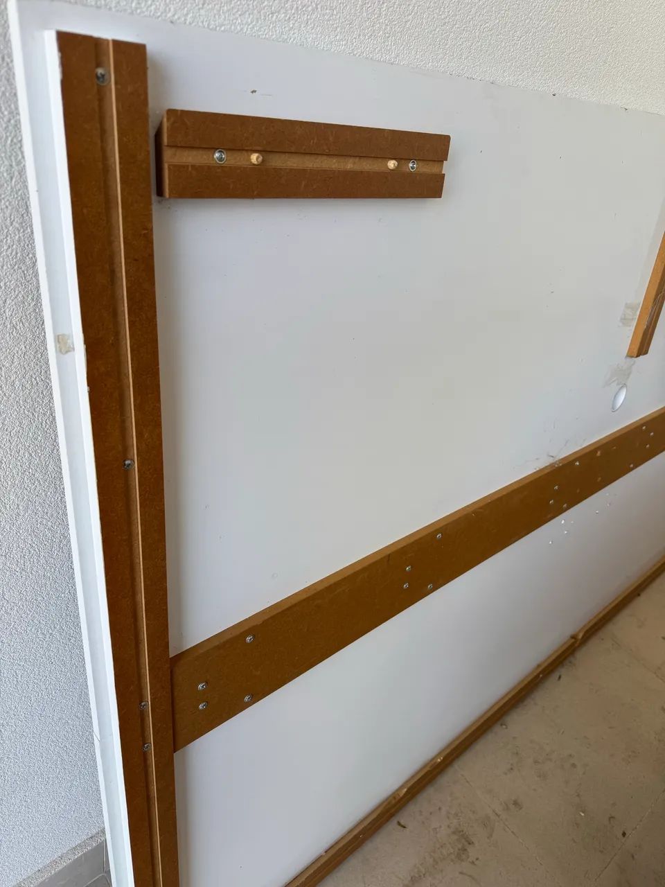 Vendo painel de Tv ótimo madeira maciça  - Foto 4