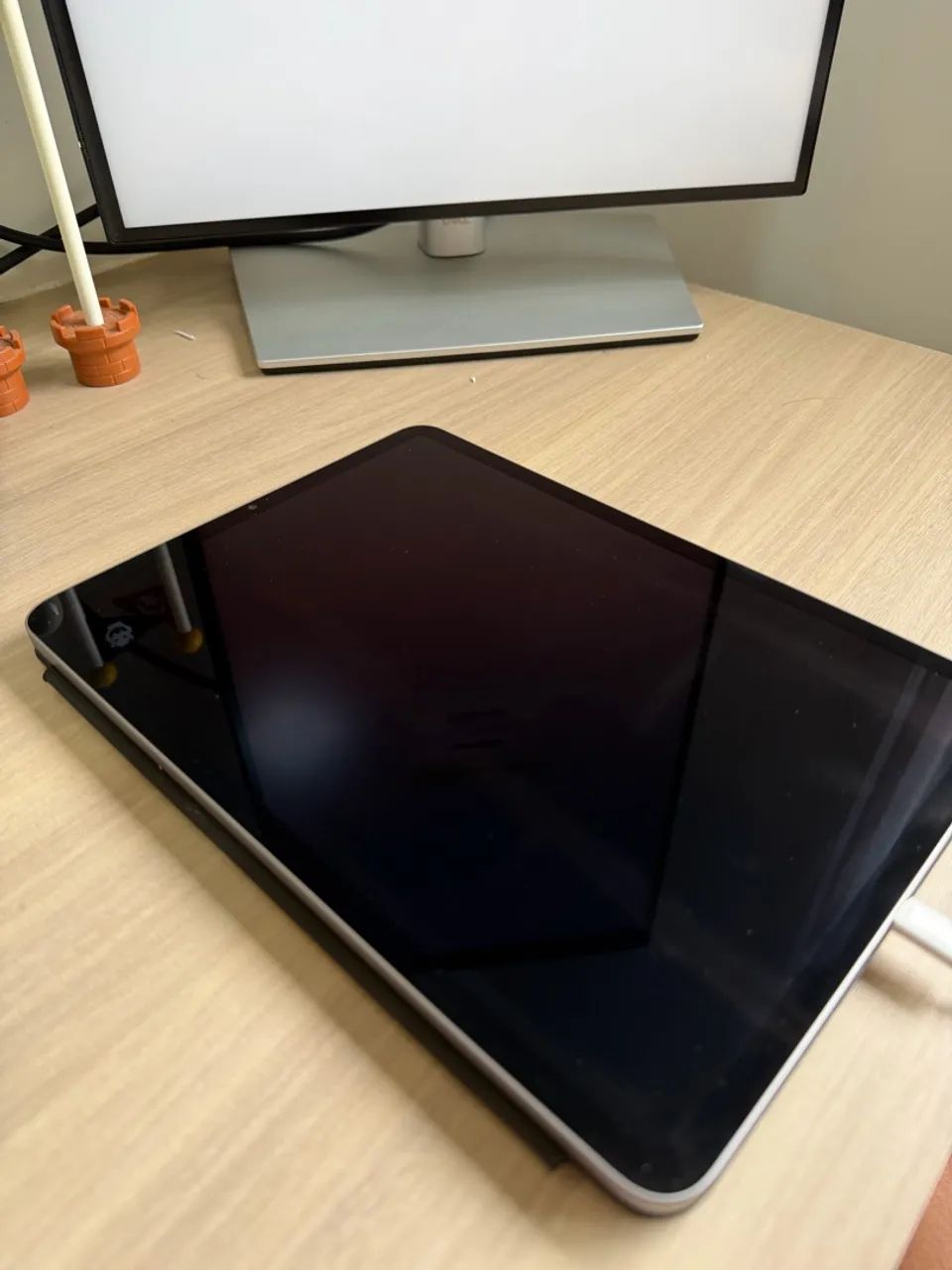 iPad Pro (11 pol) (4ª geração) com Apple Pencil e capinha teclado original da Apple. 