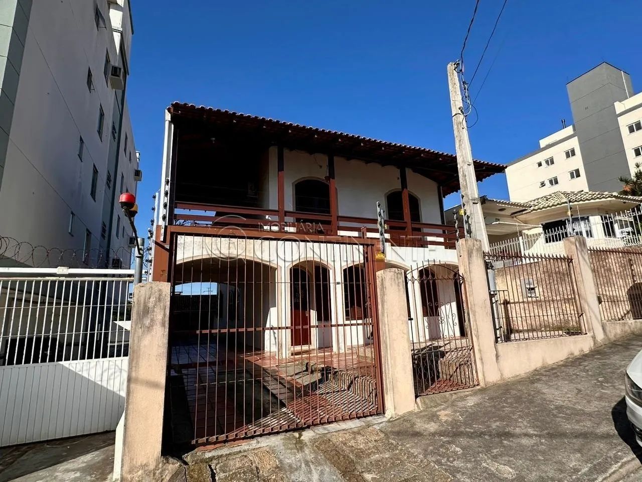 EXCELENTE CASA À VENDA - 292m² - 6 DORMITÓRIOS - EM COQUEIROS, FLORIANÓPOLIS - Foto 2