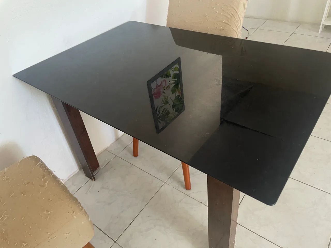 Mesa de madeira 4 lugares com tampo de vidro