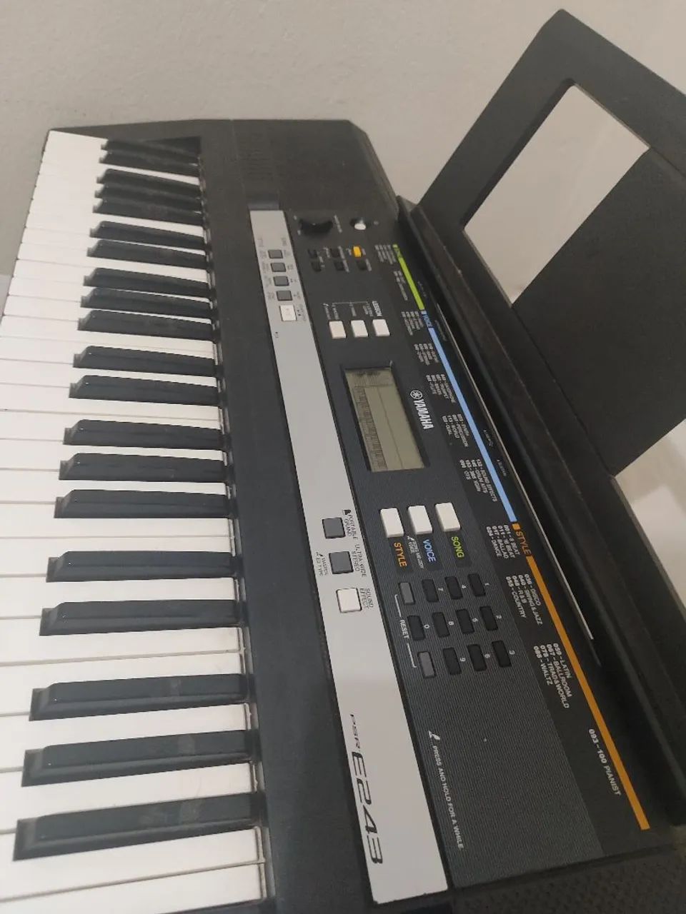 Teclado Yamaha PSR E243 COM/MIDI