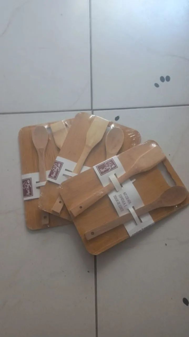 KIT COLHER vem com espátula e tábua de corte . 