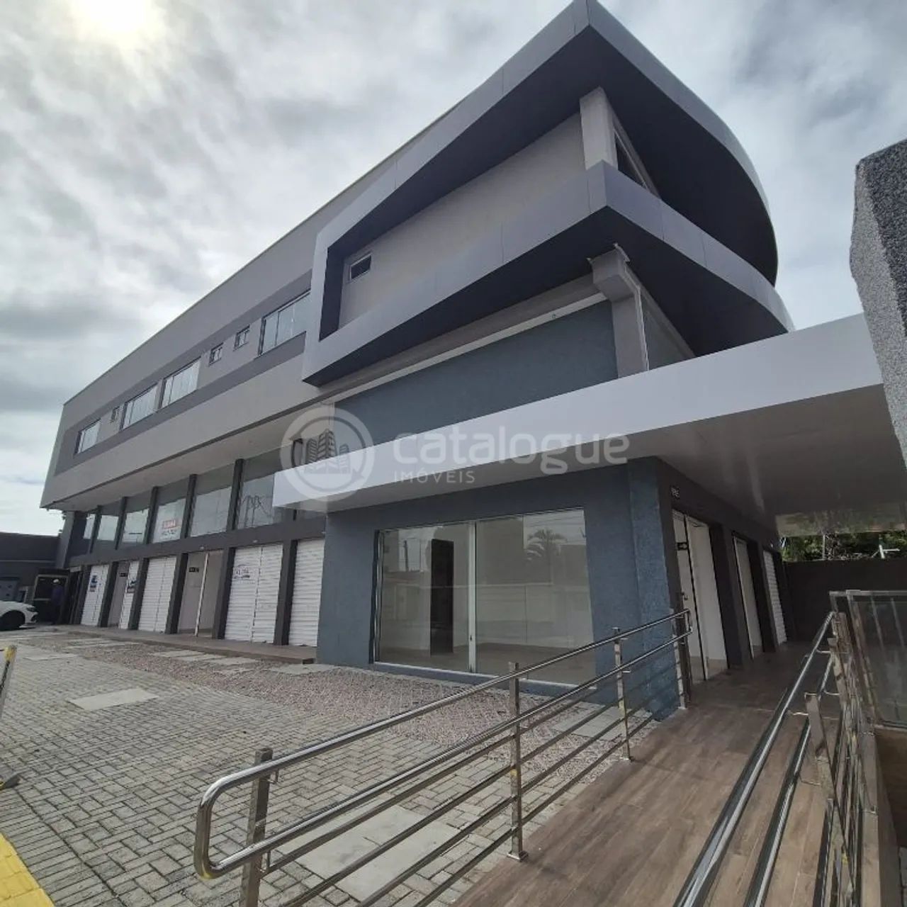 Alugo 9 salas comerciaide 24 e 18 m2 com banheiro e espaço pra cozinha