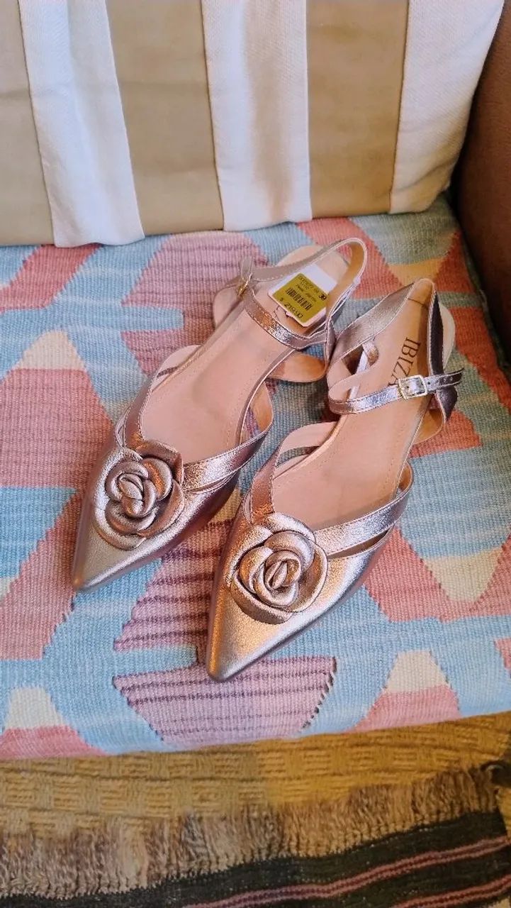 Slingback Dourado Velho com Camelia da Ibiza - Foto 2