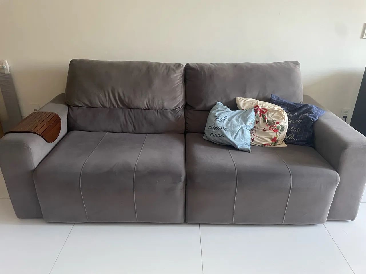 Sofá retrátil dois lugares medindo 2,20 metros