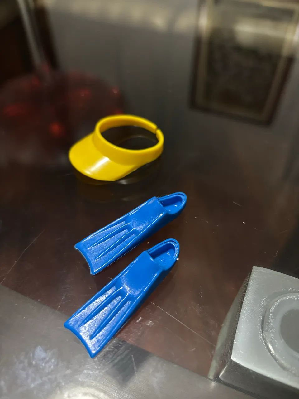 Acessórios boneca Barbie - Viseira e pé de Pato - Foto 3
