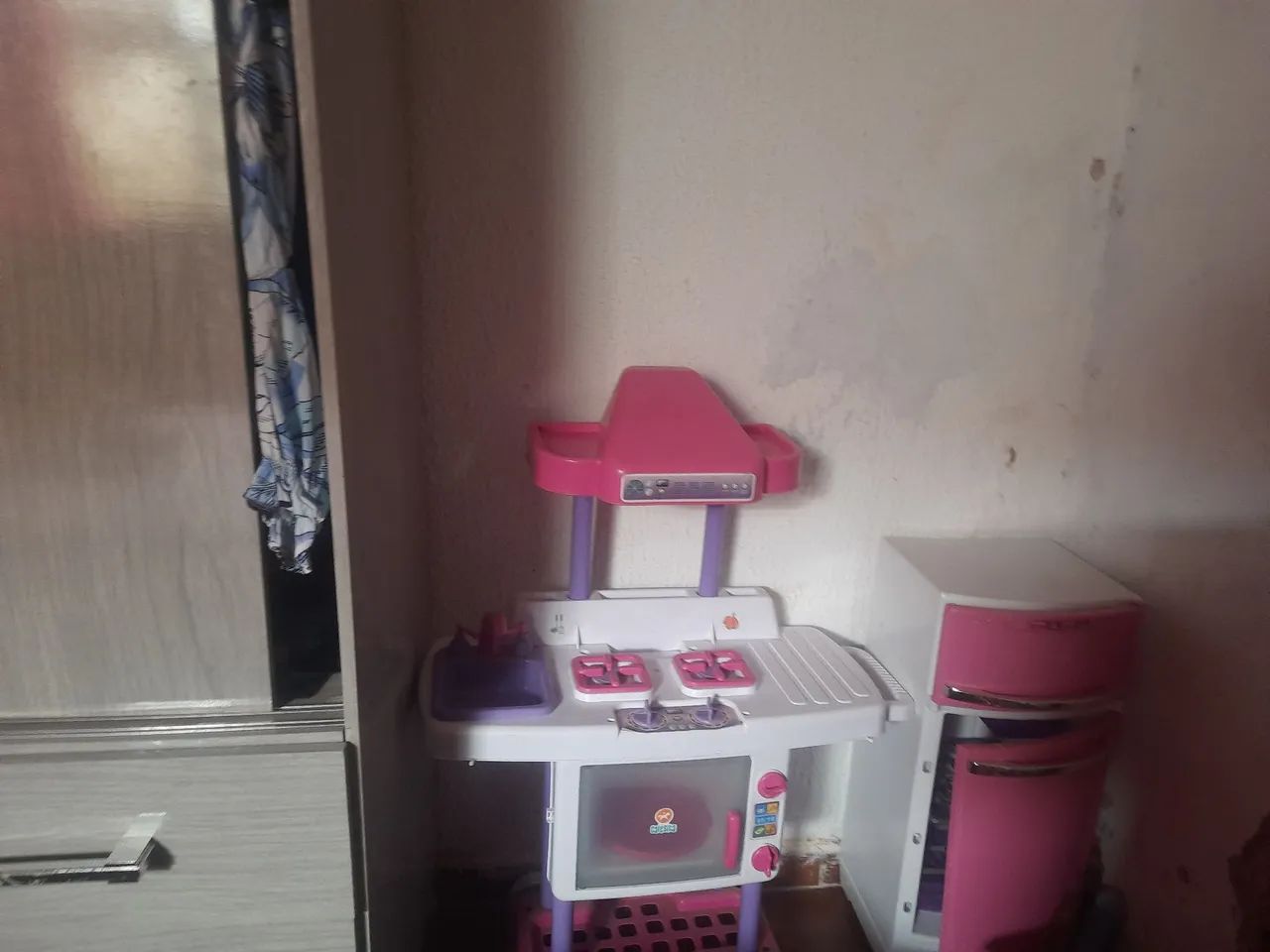 Geladeira e fogão de brinquedo 