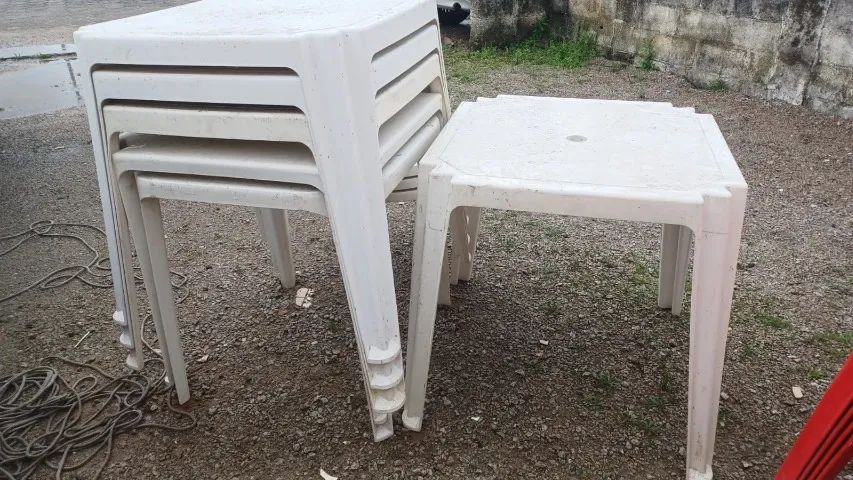 Mesa plástica em bom estado, para 4 cadeiras, valor unitário. - Foto 2