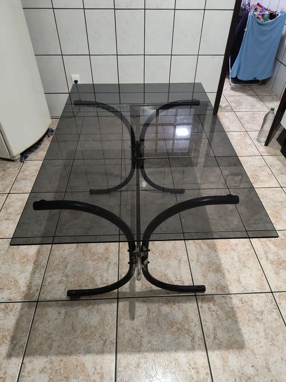 Mesa de vidro preto em ótimo estado com base removível  - Foto 2