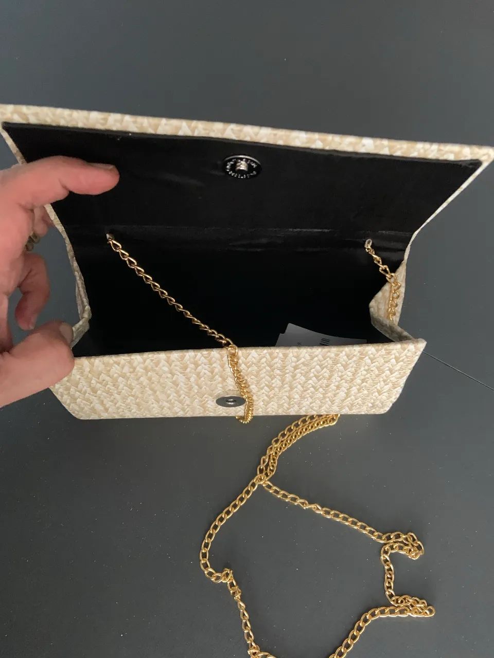 Bolsa de festa tipo clutche com relevo e alça 