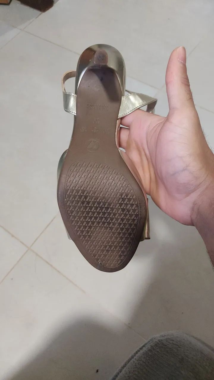 Sandália dourada com laço - Via uno - Foto 4