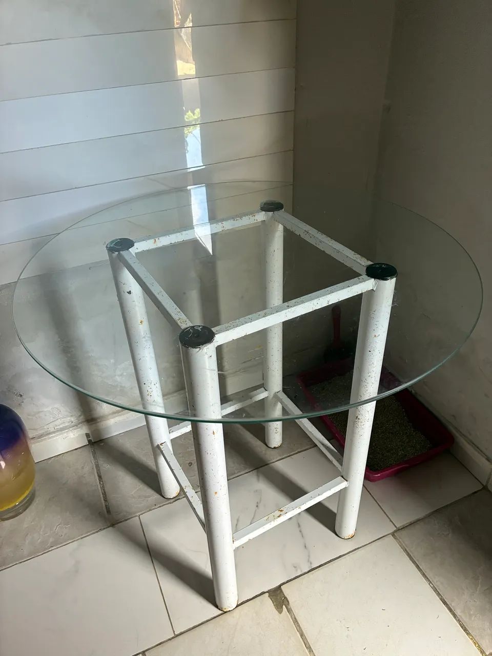 Mesa Redonda com Tampo de Vidro e Base de Ferro - Ideal para Varanda ou Cozinha! - Foto 3