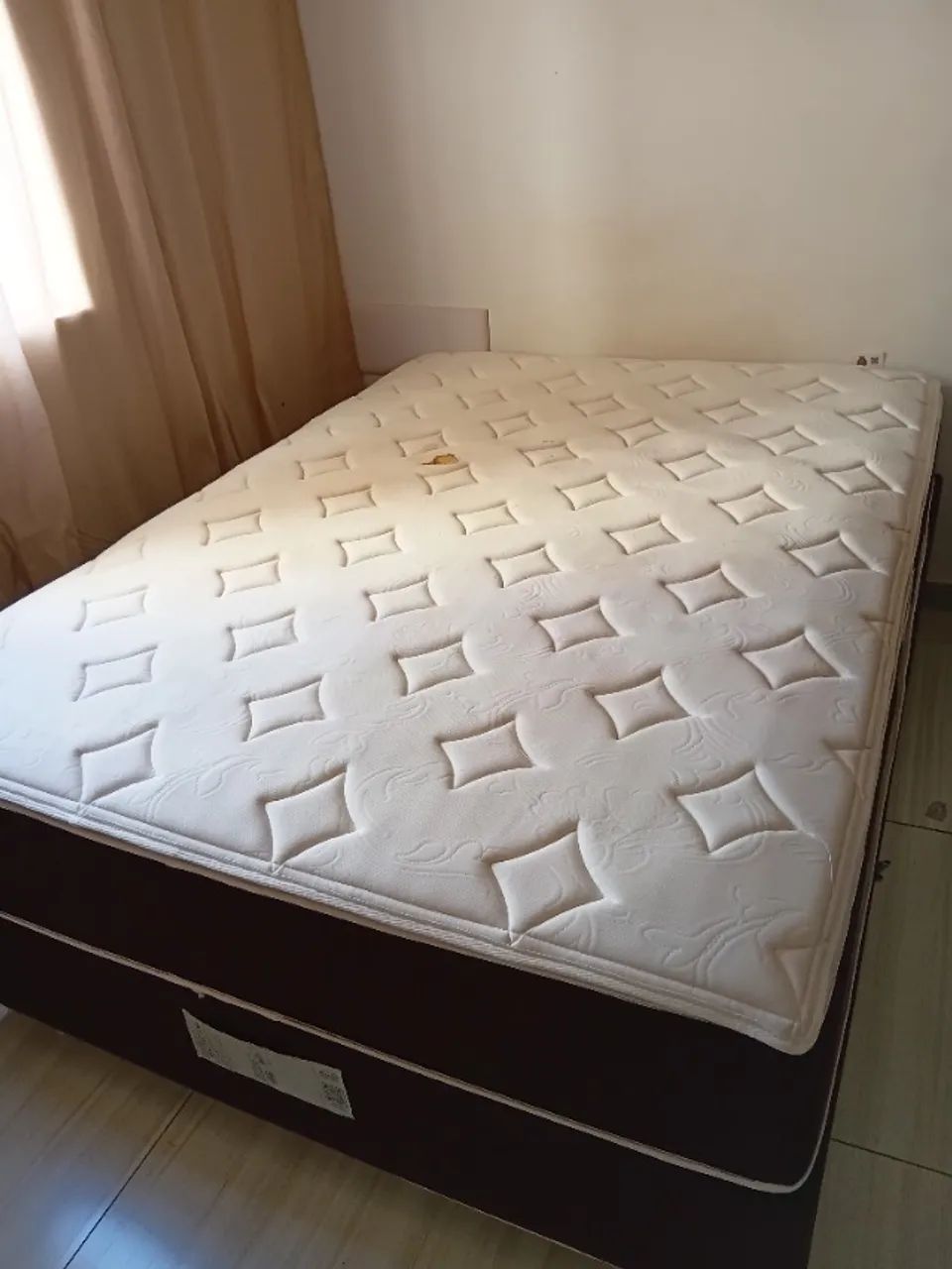 Cama box com detalhe