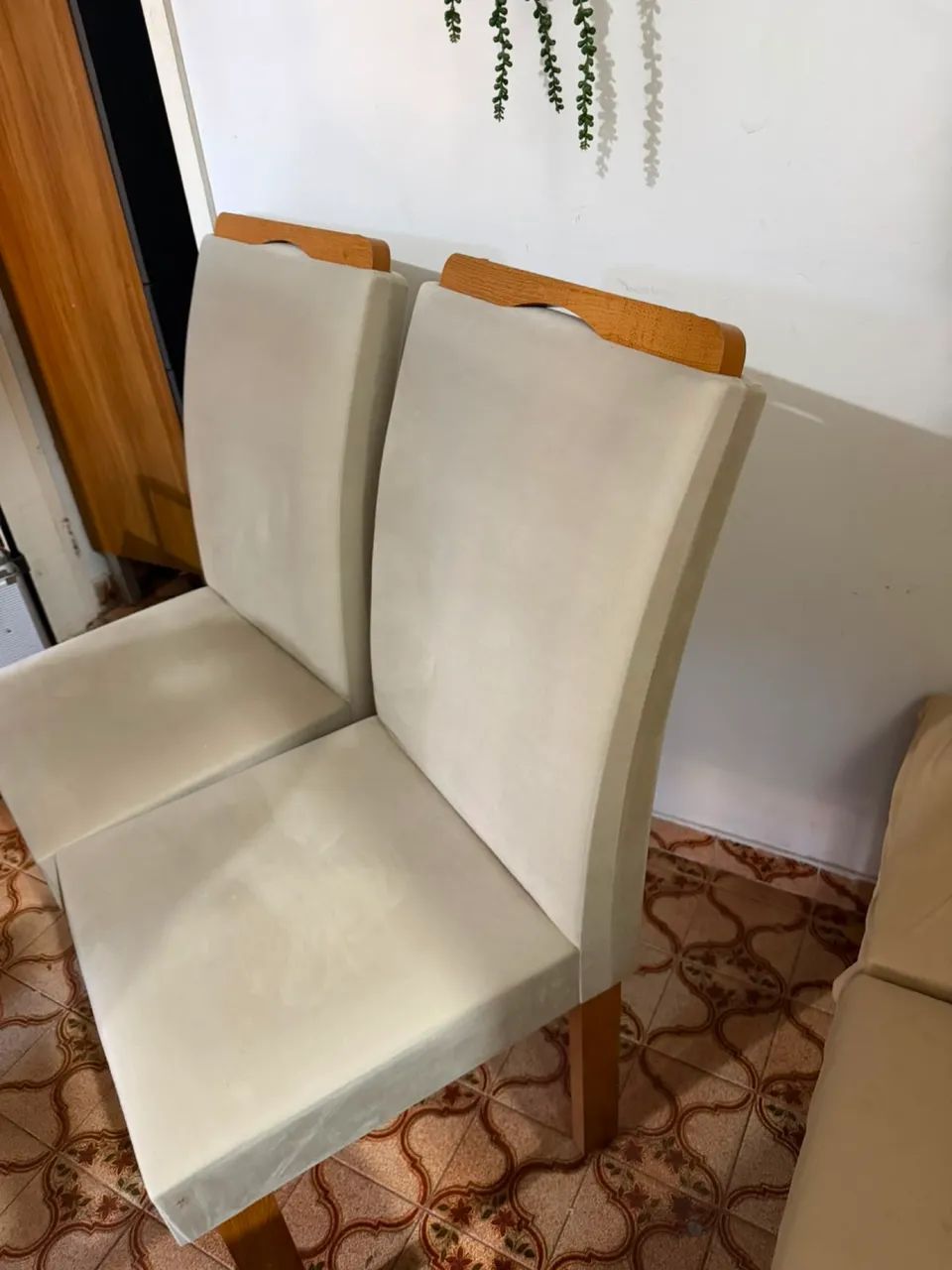 MESA DE JANTAR COM BASE DE MADEIRA 4 CADEIRAS  - Foto 6