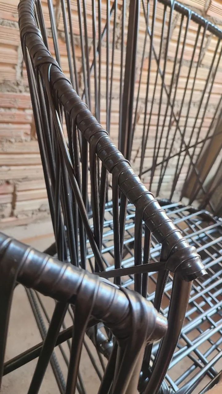 Se vende 2 cadeiras+mesinha de pneus 