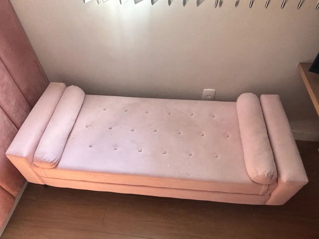 RECAMIER DIVÃ SUEDE ROSA BEBÊ - LINDO E BEM CONSERVADO - Foto 4