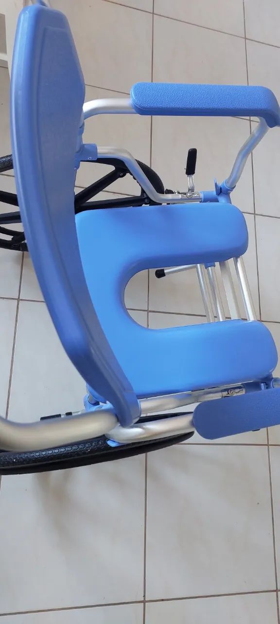 ? VENDO CADEIRA DE RODAS 2 EM 1 - NOVA! - Foto 3