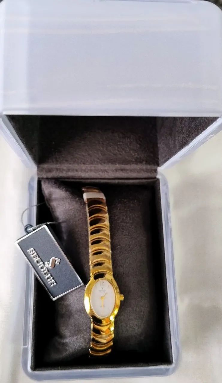 Relógio dourado feminino