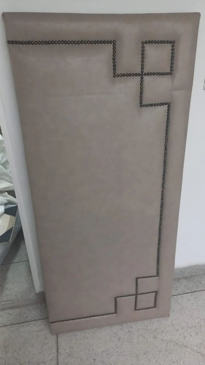 Cabeceira Estofada Taupe - Elegante e Sofisticada