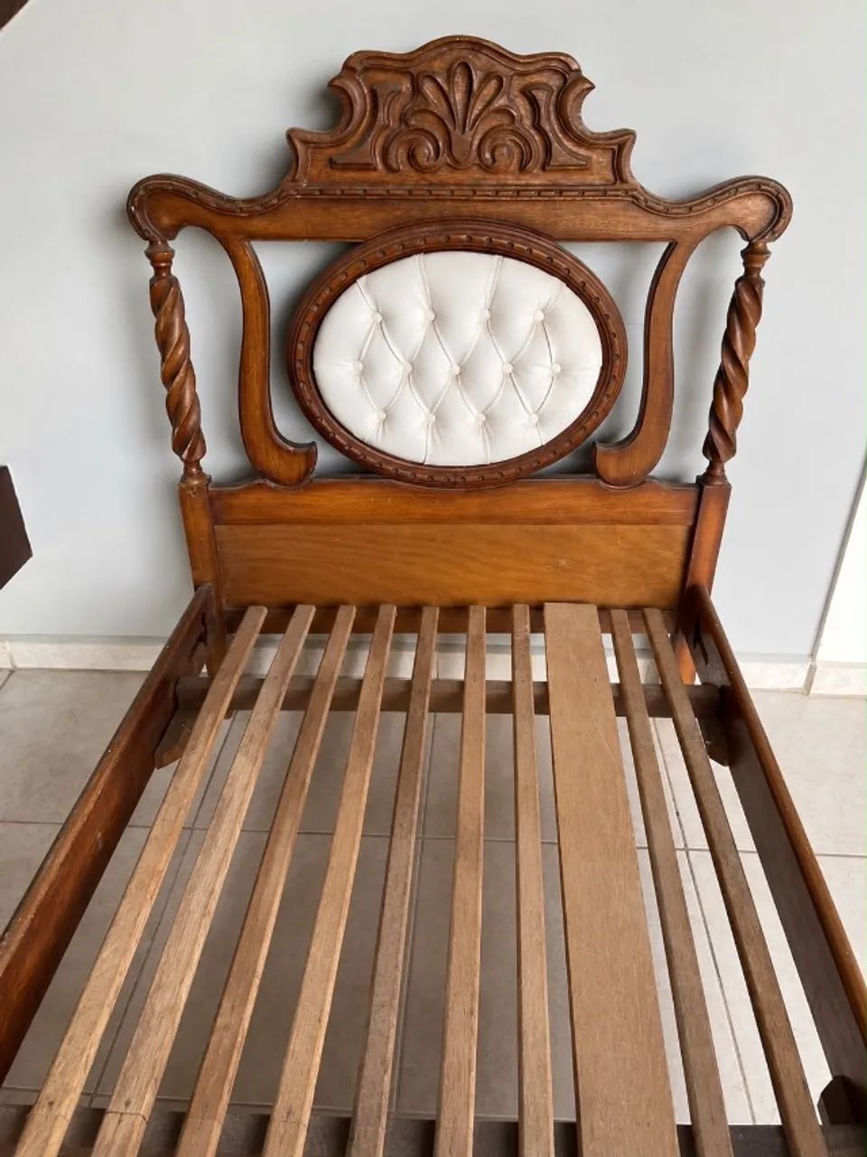 Cama de Solteiro Colonial em Madeira Maciça - Clássica e Muito Conservada