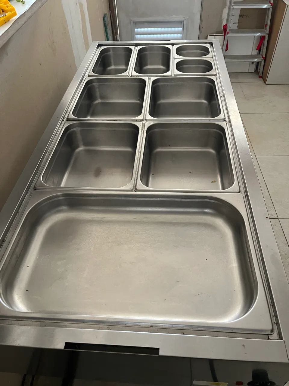 Buffet de inox com tampas de vidro 