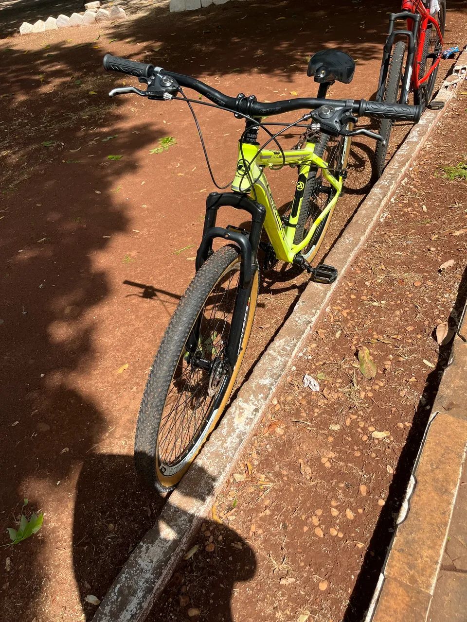 Bicicleta aro 29 absolute nero verde limão bem conservada freio a disco  - Foto 2
