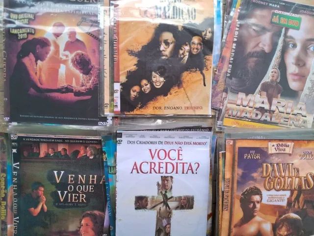 OPORTUNIDADE ÚNICA PARA COLECIONADORES:  GRANDE COLEÇÃO DVDS, FILMES E MUITO + RELÍQIUIAS.