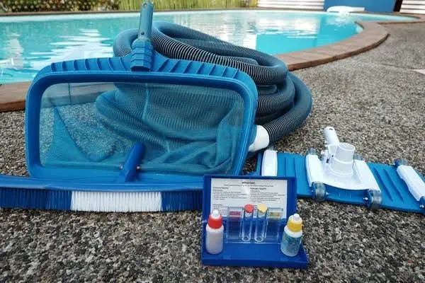 MANUTENÇÃO DE PISCINAS - LIMPEZA E TRATAMENTO