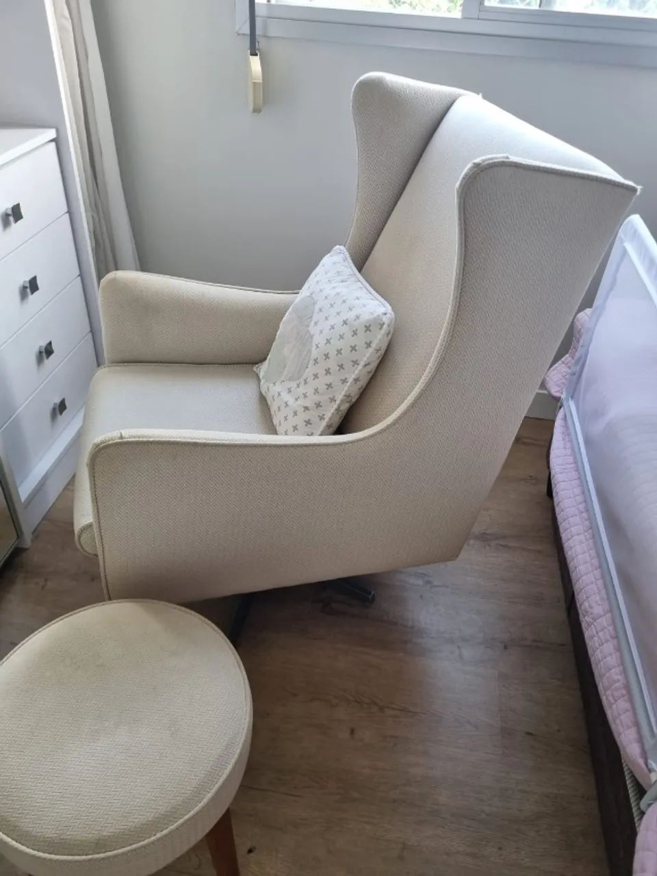 VENDO poltrona com balanço e giratória acompanha puff - Foto 2