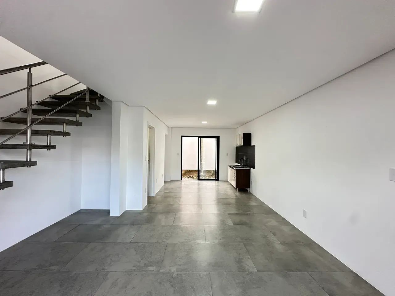 Casa nova com 110m lavabo 2 quartos com uma suíte a 50m do mar no Morro das Pedras em Flor - Foto 2