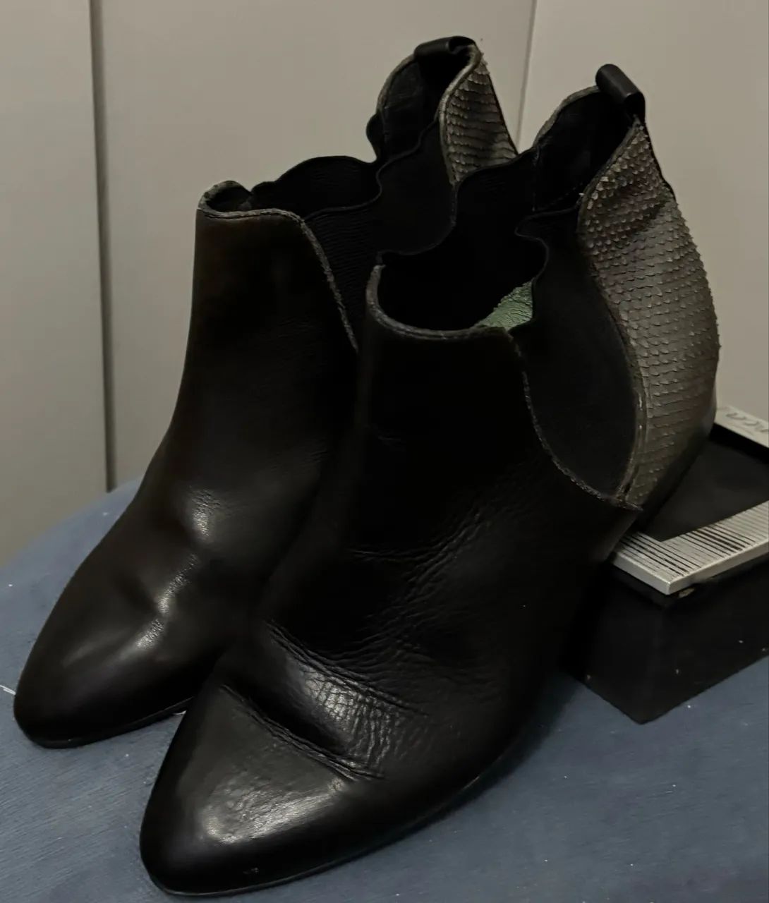 Bota de couro original, comprada na Suíça. TAM 35