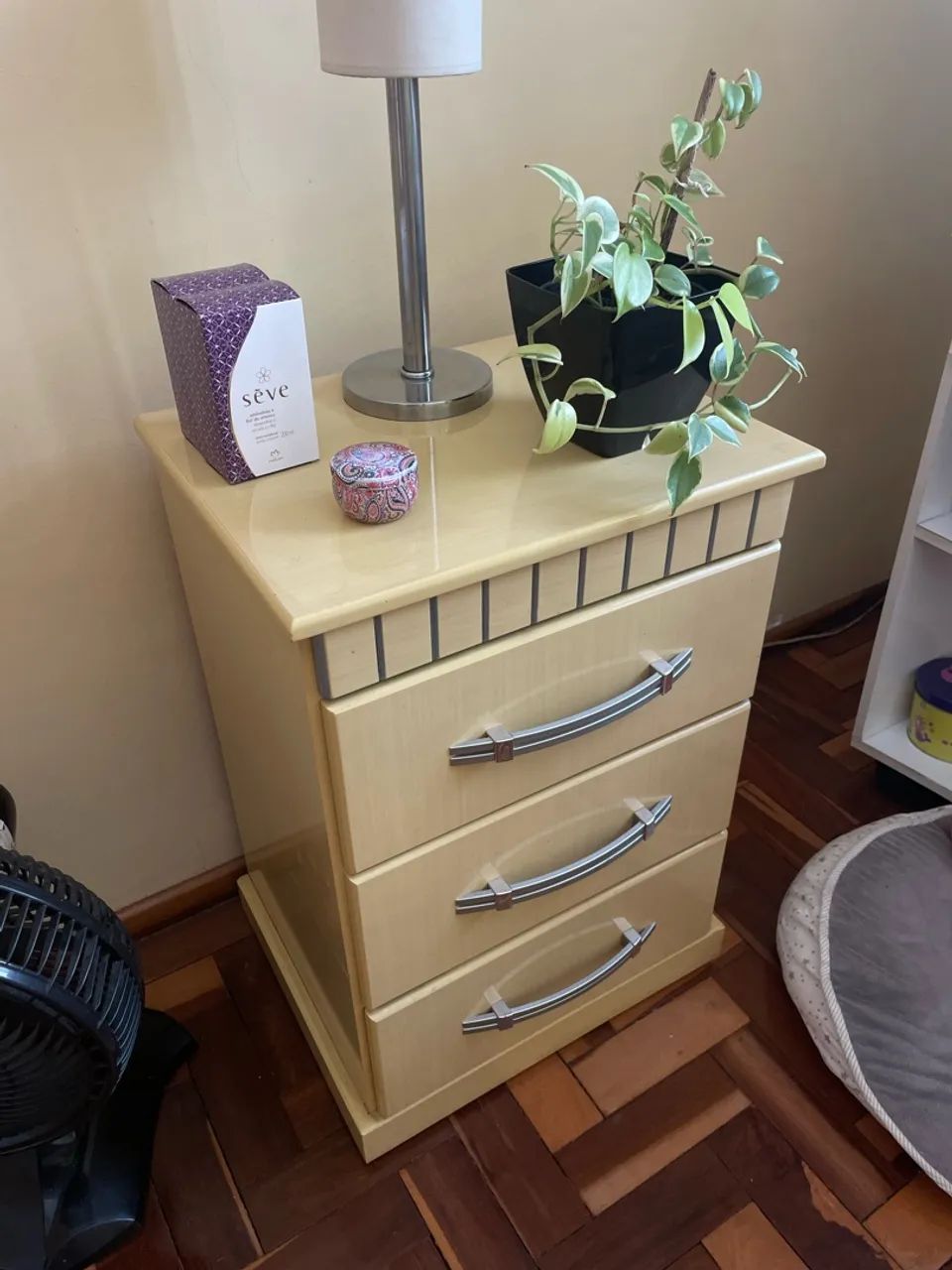 Cama de madeira e mesa de cabeceira  - Foto 4