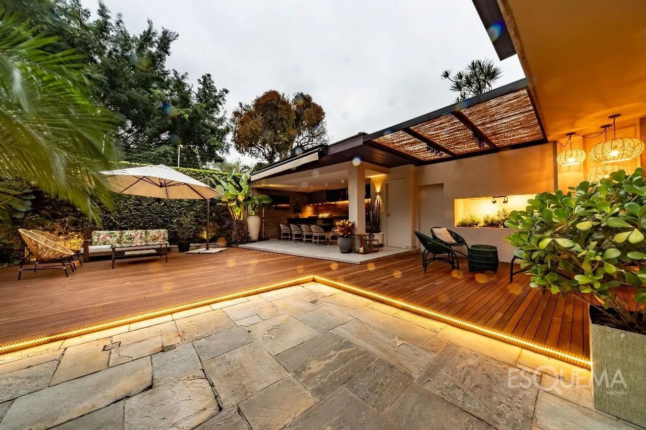 Casa reformada e pronta para morar em rua arborizada - Foto 2