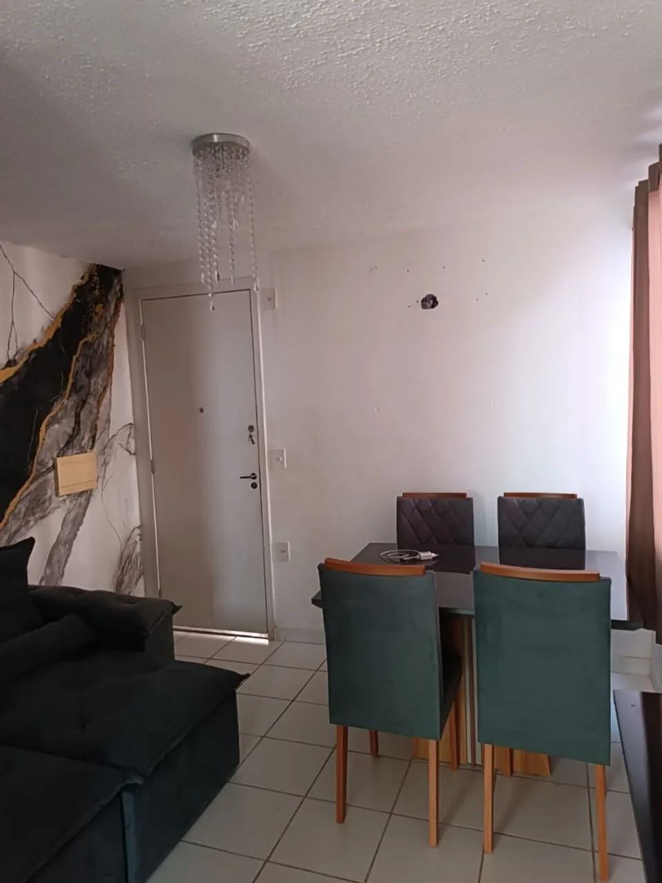 Vendo mesa com 4 cadeiras semi nova. - Foto 4