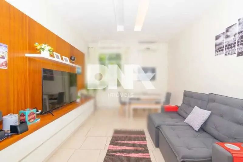 Casa de rua : Triplex / Residencial / Humaitá
