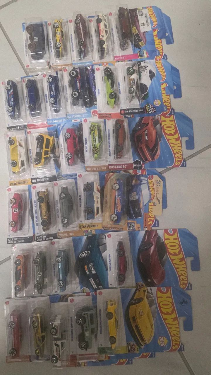 Hot Wheels Lote com 30 minis. 
