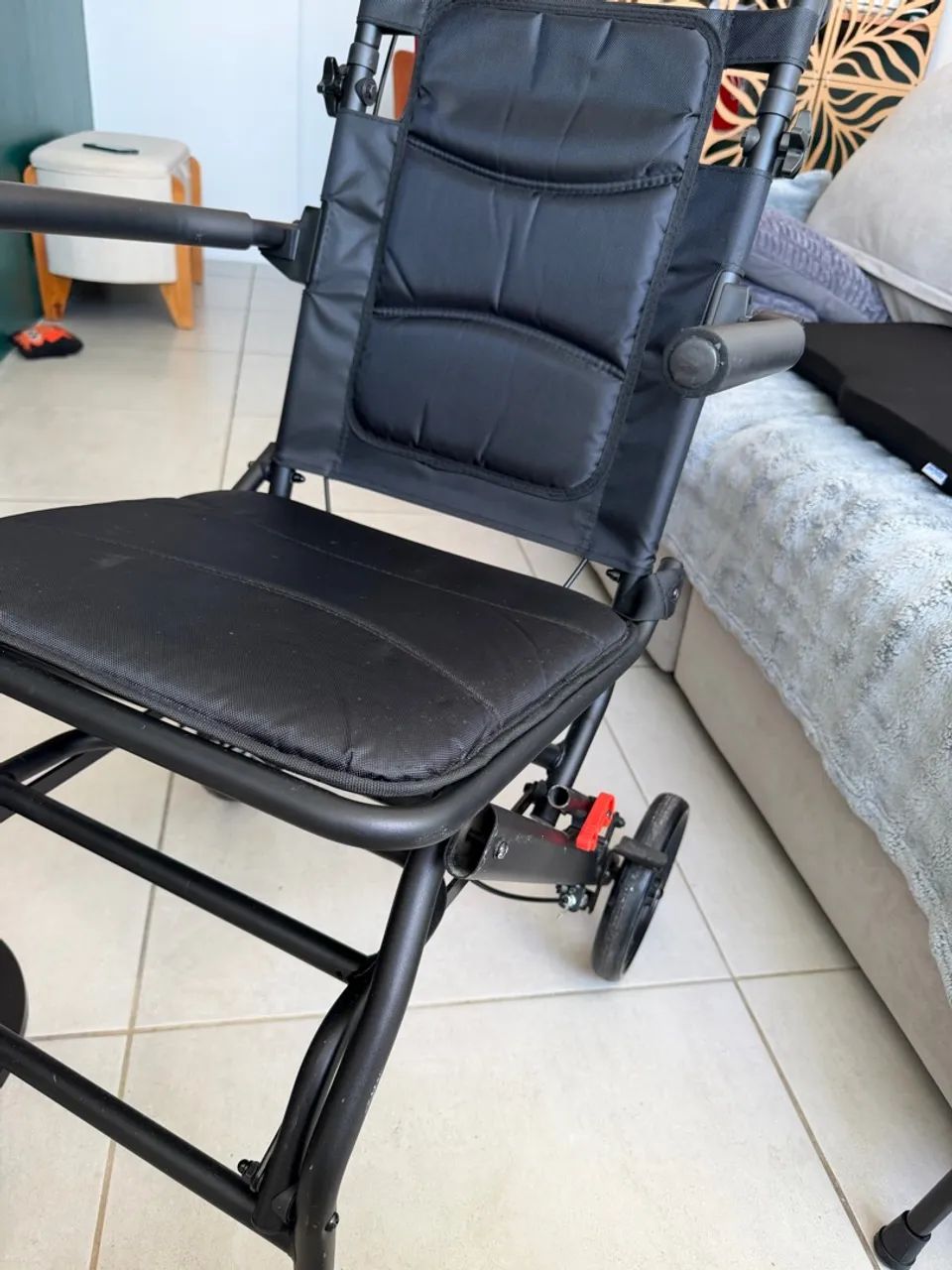 Cadeira de rodas para dentro de casa  - Foto 4