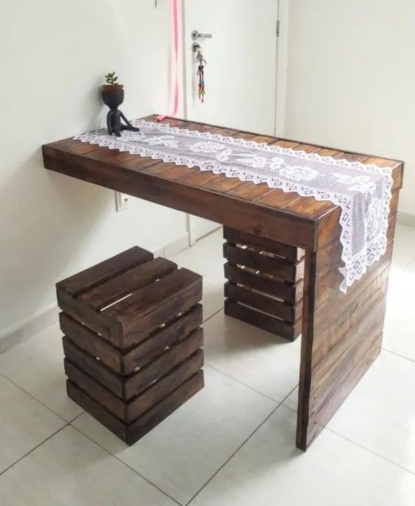Conjunto de mesa e bancos de madeira de paletes - Foto 2