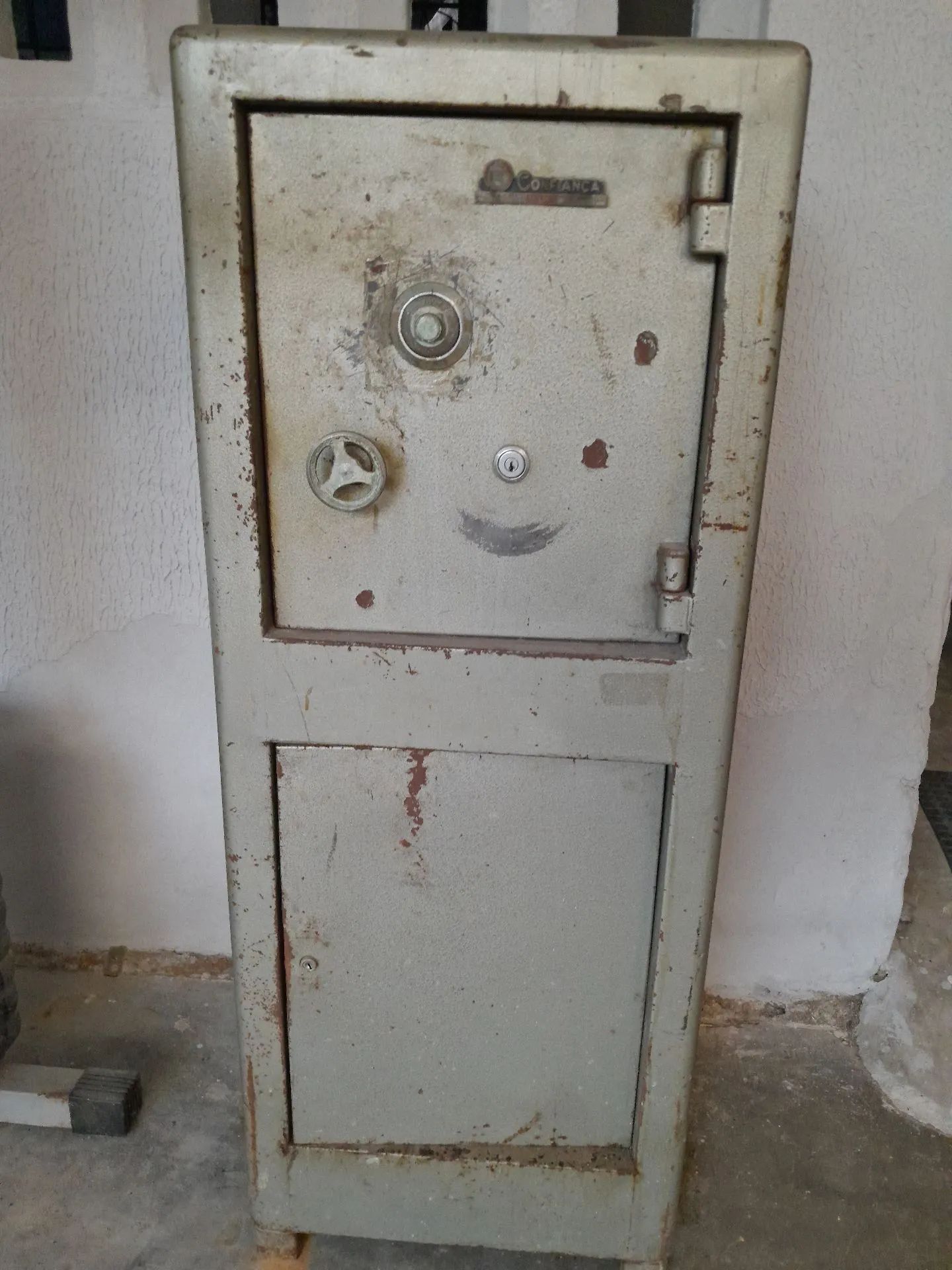 Cofre Antigo de Metal - Confiança