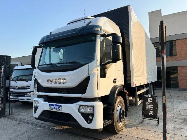 Iveco Tector 24300 Ano 2023 Baú De 9m Cabinado Financia