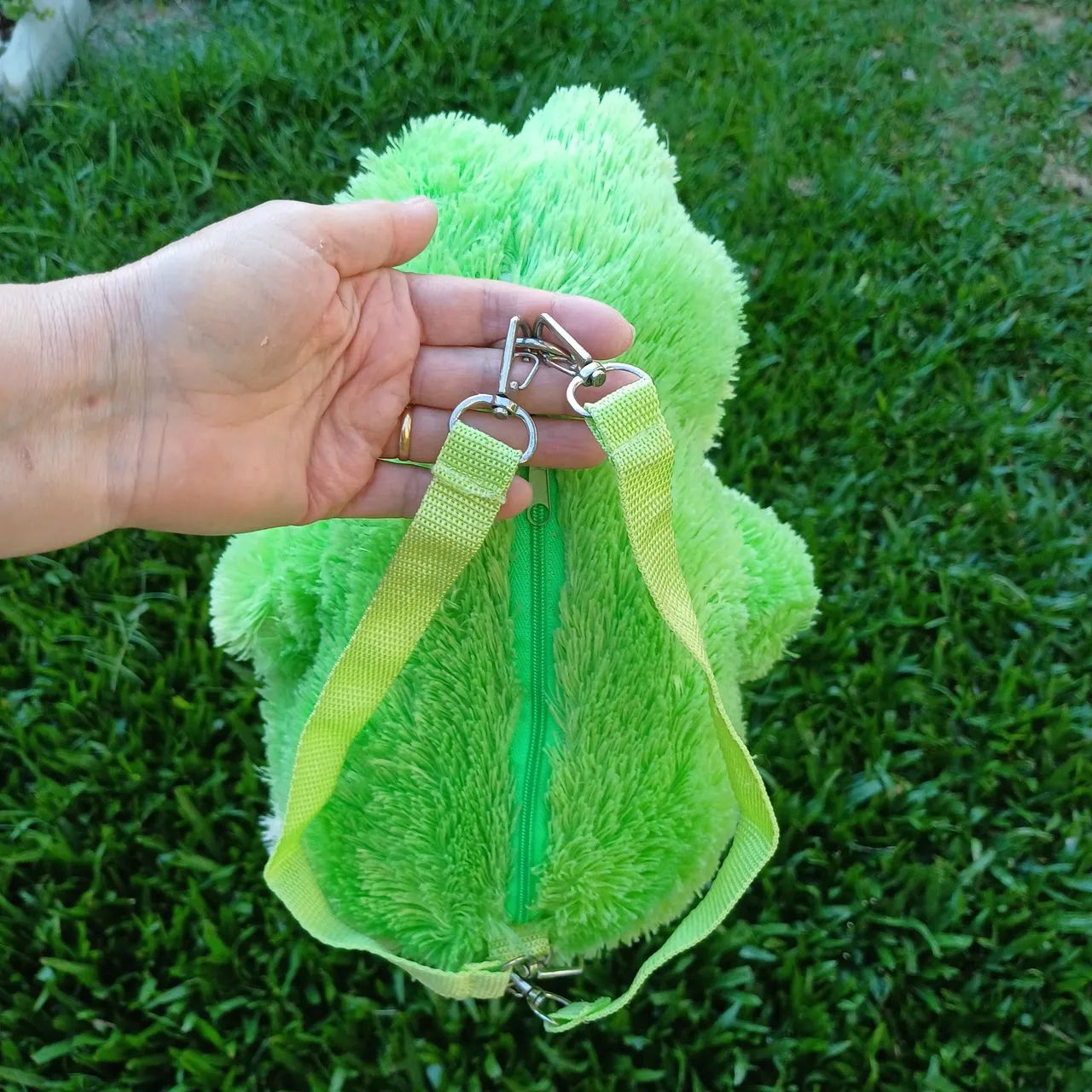 Mochila sapinho de pelúcia  - Foto 4